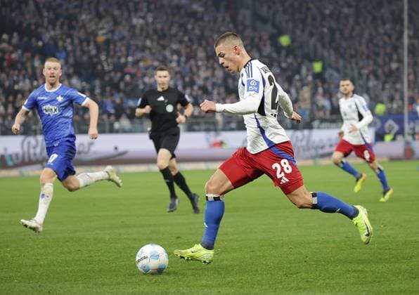 Miro Muheim (HSV) Fussball, Herren, Saison 2024 2025, 2.BL, Volksparkstadion, Hamburger SV gegen SV Darmstadt 98, 2-2 DFL REGULATIONS PROHIBIT ANY USE OF PHOTOGRAPHS AS IMAGE SEQUENCES AND OR QUASI-VIDEO.