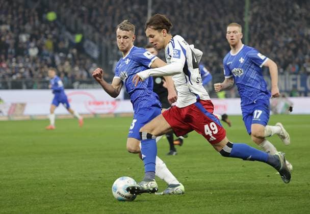 Duell zwischen Darmstadts Marco Thiede und Otto Stange (HSV) Fussball, Herren, Saison 2024 2025, 2.BL, Volksparkstadion, Hamburger SV gegen SV Darmstadt 98, 2-2 DFL REGULATIONS PROHIBIT ANY USE OF PHOTOGRAPHS AS IMAGE SEQUENCES AND OR QUASI-VIDEO.