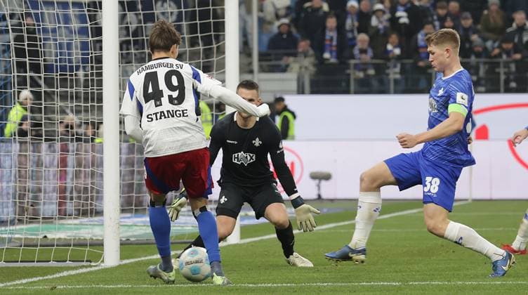 Otto Stange (HSV) scheitert an Marcel Schuhen (SV Darmstadt 98) Fussball, Herren, Saison 2024 2025, 2.BL, Volksparkstadion, Hamburger SV gegen SV Darmstadt 98, 2-2 DFL REGULATIONS PROHIBIT ANY USE OF PHOTOGRAPHS AS IMAGE SEQUENCES AND OR QUASI-VIDEO.