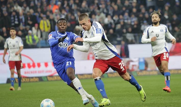 Merceille Papela (SV Darmstadt 98), Miro Muheim (HSV) Fussball, Herren, Saison 2024 2025, 2.BL, Volksparkstadion, Hamburger SV gegen SV Darmstadt 98, 2-2 DFL REGULATIONS PROHIBIT ANY USE OF PHOTOGRAPHS AS IMAGE SEQUENCES AND OR QUASI-VIDEO.