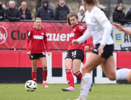 08.12.2024 - Fussball - Saison 2024 2025 - 2. Frauen - Fussball - Bundesliga - 12. Spieltag: 1. FC Nürnberg FCN ( Club Clubfrauen ) - FSV Gütersloh 2009 - Sportfoto Zink DaMa - xdaxmax - Nele Bauereisen (23, 1. FC Nürnberg FCN ) spielt Ball