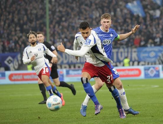 Clemens Riedel (SV Darmstadt 98), Davie Selke (HSV) Fussball, Herren, Saison 2024 2025, 2.BL, Volksparkstadion, Hamburger SV gegen SV Darmstadt 98, 2-2 DFL REGULATIONS PROHIBIT ANY USE OF PHOTOGRAPHS AS IMAGE SEQUENCES AND OR QUASI-VIDEO.