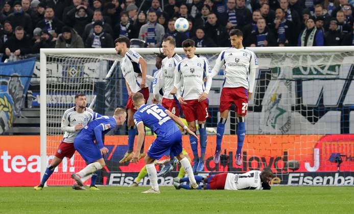 Freistoss Darmstadt in die Hamburger Mauer Fussball, Herren, Saison 2024 2025, 2.BL, Volksparkstadion, Hamburger SV gegen SV Darmstadt 98, 2-2 DFL REGULATIONS PROHIBIT ANY USE OF PHOTOGRAPHS AS IMAGE SEQUENCES AND OR QUASI-VIDEO.