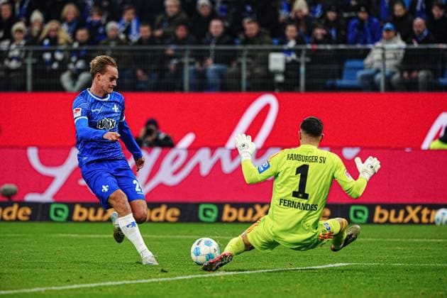 Torschuss Torchance Oscar Vilhelmsson (SV Darmstadt 98, 29), Daniel Heuer Fernandes (Hamburger SV, 01) GER, Hamburger SV vs. SV Darmstadt 98, Fussball, 2. Bundesliga, Spieltag 15, Saison 2024 2025, 08.12.2024 DFL REGULATIONS PROHIBIT ANY USE OF PHOTOGRAPHS AS IMAGE SEQUENCES AND OR QUASI-VIDEO GER, Hamburger SV vs. SV Darmstadt 98, Fussball, 2. Bundesliga, Spieltag 15, Saison 2024 2025, 08.12.2024 Hamburg