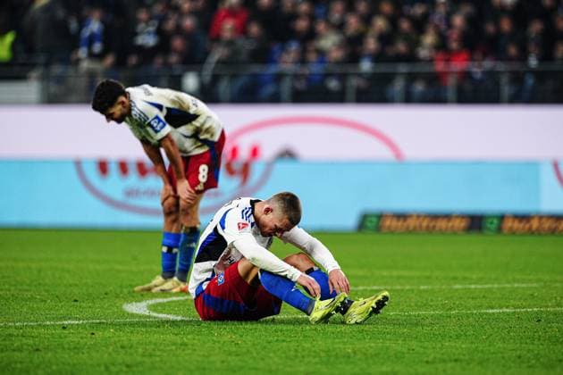 Hamburger SV enttaeuscht enttaeuschung nach Unentschieden GER, Hamburger SV vs. SV Darmstadt 98, Fussball, 2. Bundesliga, Spieltag 15, Saison 2024 2025, 08.12.2024 DFL REGULATIONS PROHIBIT ANY USE OF PHOTOGRAPHS AS IMAGE SEQUENCES AND OR QUASI-VIDEO GER, Hamburger SV vs. SV Darmstadt 98, Fussball, 2. Bundesliga, Spieltag 15, Saison 2024 2025, 08.12.2024 Hamburg