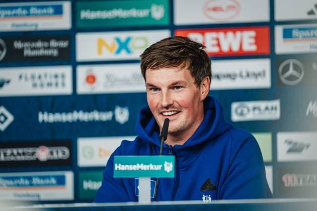 Fußball Männer Saison 2024 2025 2. Fußball-Bundesliga 15. Spieltag Hamburger SV vs. SV Darmstadt 98 08.12.2024 Trainer Merlin Polzin (HSV) bei der Pressekonferenz nach dem Spiel Hamburg Volksparkstadion Hamburg Deutschland