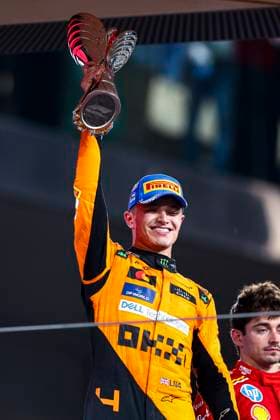 Lando Norris of Great Britain and McLaren feiert auf dem Podium, Race, F1 Grand Prix of Abu Dhabi, Yas Marina Circuit am 08. December 2024 in Abu Dhabi, United Arab Emirates. (Foto von Diogo Cardoso DeFodi Images) Lando Norris of Great Britain and McLaren celebrates in the podium, Race, F1 Grand Prix of Abu Dhabi, Yas Marina Circuit on December 8, 2024 in Abu Dhabi, United Arab Emirates. (Photo by Diogo Cardoso DeFodi Images) Defodi-645_f1abu20241208_055