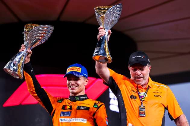 Lando Norris of Great Britain and McLaren and Zak Brown, CEO of McLaren feiert auf dem Podium, Race, F1 Grand Prix of Abu Dhabi, Yas Marina Circuit am 08. December 2024 in Abu Dhabi, United Arab Emirates. (Foto von Diogo Cardoso DeFodi Images) Lando Norris of Great Britain and McLaren and Zak Brown, CEO of McLaren celebrate in the podium, Race, F1 Grand Prix of Abu Dhabi, Yas Marina Circuit on December 8, 2024 in Abu Dhabi, United Arab Emirates. (Photo by Diogo Cardoso DeFodi Images) Defodi-645_f1abu20241208_074