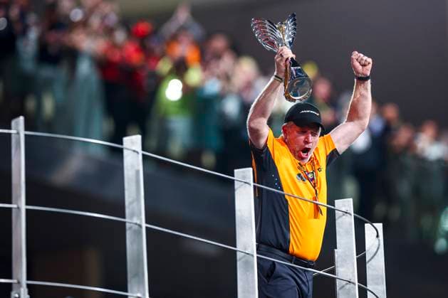 Zak Brown, CEO of McLaren feiert auf dem Podium, Race, F1 Grand Prix of Abu Dhabi, Yas Marina Circuit am 08. December 2024 in Abu Dhabi, United Arab Emirates. (Foto von Diogo Cardoso DeFodi Images) Zak Brown, CEO of McLaren celebrates in the podium, Race, F1 Grand Prix of Abu Dhabi, Yas Marina Circuit on December 8, 2024 in Abu Dhabi, United Arab Emirates. (Photo by Diogo Cardoso DeFodi Images) Defodi-645_f1abu20241208_060