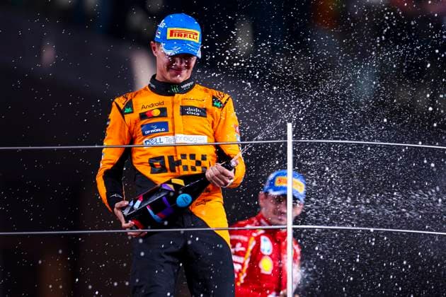 Sport Bilder des Tages Lando Norris of Great Britain and McLaren feiert auf dem Podium, Race, F1 Grand Prix of Abu Dhabi, Yas Marina Circuit am 08. December 2024 in Abu Dhabi, United Arab Emirates. (Foto von Diogo Cardoso DeFodi Images) Lando Norris of Great Britain and McLaren celebrates in the podium, Race, F1 Grand Prix of Abu Dhabi, Yas Marina Circuit on December 8, 2024 in Abu Dhabi, United Arab Emirates. (Photo by Diogo Cardoso DeFodi Images) Defodi-645_f1abu20241208_063