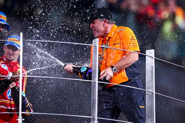 Zak Brown, CEO of McLaren feiert auf dem Podium, Race, F1 Grand Prix of Abu Dhabi, Yas Marina Circuit am 08. December 2024 in Abu Dhabi, United Arab Emirates. (Foto von Diogo Cardoso DeFodi Images) Zak Brown, CEO of McLaren celebrates in the podium, Race, F1 Grand Prix of Abu Dhabi, Yas Marina Circuit on December 8, 2024 in Abu Dhabi, United Arab Emirates. (Photo by Diogo Cardoso DeFodi Images) Defodi-645_f1abu20241208_066