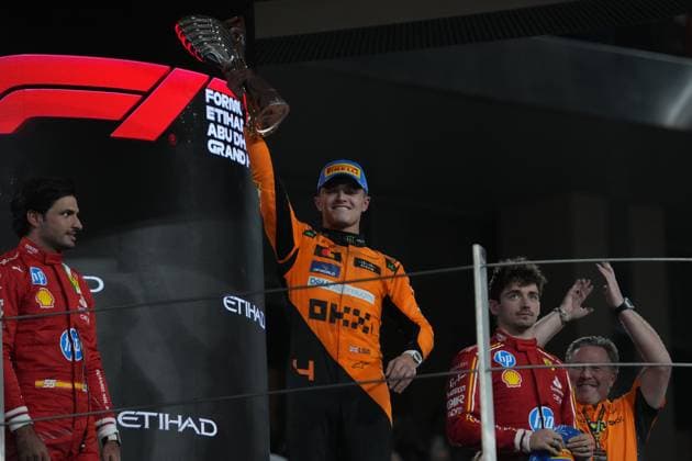 Formula 1 Etihad Airways Abu Dhabi Grand Prix 2024 08.12.2024, Yas Marina Circuit, Abu Dhabi, Formula 1 Etihad Airways Abu Dhabi Grand Prix 2024 , im Bild Podium:, Sieger Lando Norris (GBR), McLaren F1 Team, 2.Platz für Carlos Sainz Jr. (ESP), Scuderia Ferrari HP, 3.Platz für Charles Leclerc (MCO), Geschäftsführer Zak Brown (McLaren Formula 1 Team)