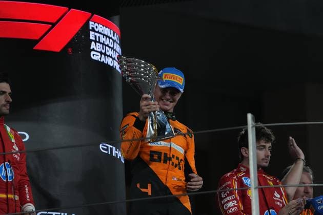 Formula 1 Etihad Airways Abu Dhabi Grand Prix 2024 08.12.2024, Yas Marina Circuit, Abu Dhabi, Formula 1 Etihad Airways Abu Dhabi Grand Prix 2024 , im Bild Podium:, Sieger Lando Norris (GBR), McLaren F1 Team, 2.Platz für Carlos Sainz Jr. (ESP), Scuderia Ferrari HP, 3.Platz für Charles Leclerc (MCO), Geschäftsführer Zak Brown (McLaren Formula 1 Team)