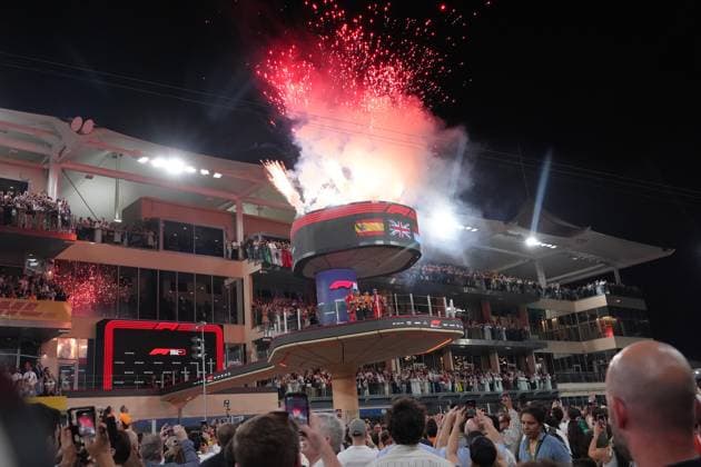 08.12.2024, Yas Marina Circuit, Abu Dhabi, Formula 1 Etihad Airways Abu Dhabi Grand Prix 2024 , im Bild Podium:, Sieger Lando Norris (GBR), McLaren F1 Team, 2.Platz für Carlos Sainz Jr. (ESP), Scuderia Ferrari HP, 3.Platz für Charles Leclerc (MCO), Geschäftsführer Zak Brown (McLaren Formula 1 Team) (Photo by Hasan Bratic DeFodi Images) Defodi-506_20241208_hbr_12864