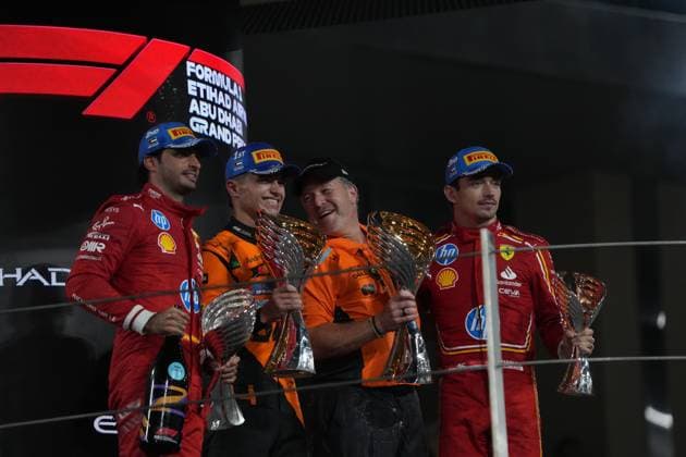 Formula 1 Etihad Airways Abu Dhabi Grand Prix 2024 08.12.2024, Yas Marina Circuit, Abu Dhabi, Formula 1 Etihad Airways Abu Dhabi Grand Prix 2024 , im Bild Podium:, Sieger Lando Norris (GBR), McLaren F1 Team, 2.Platz für Carlos Sainz Jr. (ESP), Scuderia Ferrari HP, 3.Platz für Charles Leclerc (MCO), Geschäftsführer Zak Brown (McLaren Formula 1 Team)