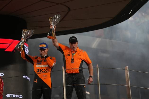 Formula 1 Etihad Airways Abu Dhabi Grand Prix 2024 08.12.2024, Yas Marina Circuit, Abu Dhabi, Formula 1 Etihad Airways Abu Dhabi Grand Prix 2024 , im Bild Podium:, Sieger Lando Norris (GBR), McLaren F1 Team, Geschäftsführer Zak Brown (McLaren Formula 1 Team)