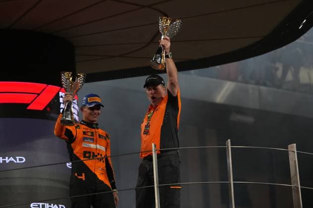 Formula 1 Etihad Airways Abu Dhabi Grand Prix 2024 08.12.2024, Yas Marina Circuit, Abu Dhabi, Formula 1 Etihad Airways Abu Dhabi Grand Prix 2024 , im Bild Podium:, Sieger Lando Norris (GBR), McLaren F1 Team, Geschäftsführer Zak Brown (McLaren Formula 1 Team)
