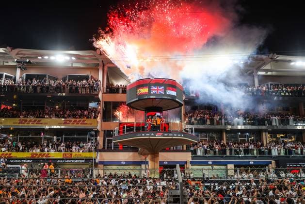 Sport Bilder des Tages December 8, 2024, Abu Dhabi, United Arab Emirates: Lando Norris of McLaren, Carlos Sainz of Ferrari, Charles Leclerc of Ferrari and and Zak Brown of McLaren celebrate on the podium during Formula 1 Abu Dhabi Grand Prix at Yas Marina Circuit on December 8th, 2024 in Abu Dhabi, United Arab Emirates. Abu Dhabi United Arab Emirates - ZUMAz156 0783737389st Copyright: xBeataxZawrzelx