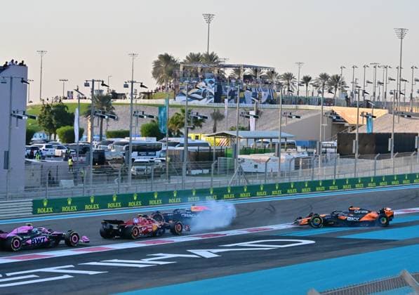 Formula 1 Etihad Airways Abu Dhabi Grand Prix 2024 08.12.2024, Yas Marina Circuit, Abu Dhabi, Formula 1 Etihad Airways Abu Dhabi Grand Prix 2024 , im Bild Unfall zwischen Max Verstappen (NLD), Oracle Red Bull Racing und Oscar Piastri (AUS), McLaren F1 Team