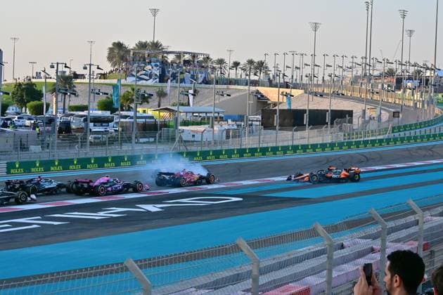 Formula 1 Etihad Airways Abu Dhabi Grand Prix 2024 08.12.2024, Yas Marina Circuit, Abu Dhabi, Formula 1 Etihad Airways Abu Dhabi Grand Prix 2024 , im Bild Unfall zwischen Max Verstappen (NLD), Oracle Red Bull Racing und Oscar Piastri (AUS), McLaren F1 Team