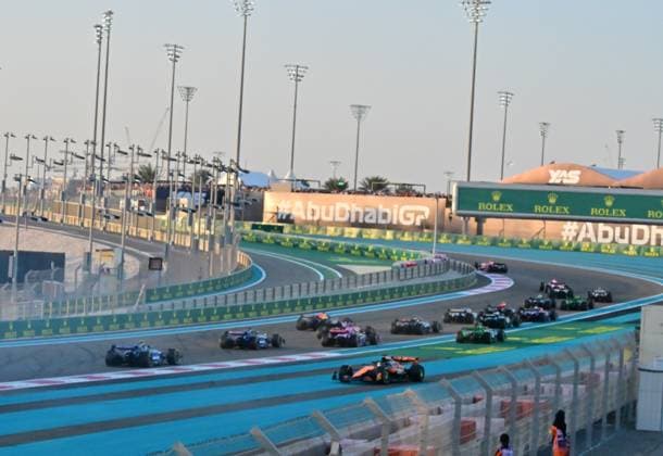 Formula 1 Etihad Airways Abu Dhabi Grand Prix 2024 08.12.2024, Yas Marina Circuit, Abu Dhabi, Formula 1 Etihad Airways Abu Dhabi Grand Prix 2024 , im Bild Unfall zwischen Max Verstappen (NLD), Oracle Red Bull Racing und Oscar Piastri (AUS), McLaren F1 Team
