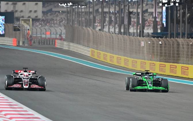 08.12.2024, Yas Marina Circuit, Abu Dhabi, Formula 1 Etihad Airways Abu Dhabi Grand Prix 2024 , im Bild Unfall zwischen Valtteri Bottas (FIN), Stake F1 Team Kick Sauber und Kevin Magnussen (DNK), MoneyGram Haas F1 Team (Photo by Hasan Bratic DeFodi Images) Defodi-506_20241208_hbr_13985