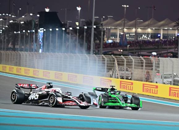08.12.2024, Yas Marina Circuit, Abu Dhabi, Formula 1 Etihad Airways Abu Dhabi Grand Prix 2024 , im Bild Unfall zwischen Valtteri Bottas (FIN), Stake F1 Team Kick Sauber und Kevin Magnussen (DNK), MoneyGram Haas F1 Team (Photo by Hasan Bratic DeFodi Images) Defodi-506_20241208_hbr_13987