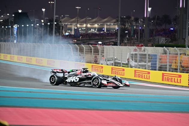 08.12.2024, Yas Marina Circuit, Abu Dhabi, Formula 1 Etihad Airways Abu Dhabi Grand Prix 2024 , im Bild Unfall zwischen Valtteri Bottas (FIN), Stake F1 Team Kick Sauber und Kevin Magnussen (DNK), MoneyGram Haas F1 Team (Photo by Hasan Bratic DeFodi Images) Defodi-506_20241208_hbr_13989