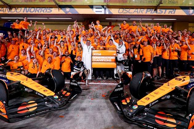 Sport Bilder des Tages Lando Norris of Great Britain and McLaren, Oscar Piastri of Australia and McLaren, Zak Brown, CEO of McLaren and the rest of the team feiert auf dem, Race, F1 Grand Prix of Abu Dhabi, Yas Marina Circuit am 08. December 2024 in Abu Dhabi, United Arab Emirates. (Foto von Diogo Cardoso DeFodi Images) Lando Norris of Great Britain and McLaren, Oscar Piastri of Australia and McLaren, Zak Brown, CEO of McLaren and the rest of the team celebrate and pose for the Constructors Champion picture, Race, F1 Grand Prix of Abu Dhabi, Yas Marina Circuit on December 8, 2024 in Abu Dhabi, United Arab Emirates. (Photo by Diogo Cardoso DeFodi Images) Defodi-645_f1abu20241208_085