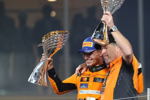 4 Lando Norris (GBR) McLaren F1 Team McLaren (GBR) MCL38 Mercedes & Zak Brown (USA) Chief Executive Officer of McLaren Racing on the podium of the 2024 Formula One Abu Dhabi Grand Prix, 24th round of the 2024 Formula 1 World Championship, WM, Weltmeisterschaft from December 6 to 8 , 2024 at Yas Marina circuit (ARE) Abu Dhabi Yas Marina Circuit United Arab Emirates