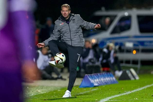 08.12.2024, Fußball, FC Viktoria Köln VfL Osnabrück, 3.Liga, Sportpark Höhenberg, Saison 2024 2025: Trainer Pit Reimers (VfL Osnabrück) nimmt einen Ball am Spielfeldrand mit dem Fuß an DFB regulations prohibit any use of photographs as image sequences and or quasi-video. Nordrhein-Westfalen Deutschland
