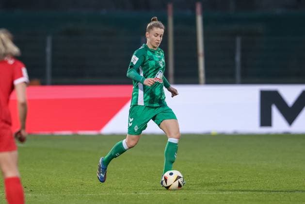 v.li.: Michelle Ulbrich (SV Werder Bremen, 5) am Ball, Freisteller, Einzelbild, Ganzkörper, Aktion, Action, Spielszene, DIE DFB-RICHTLINIEN UNTERSAGEN JEGLICHE NUTZUNG VON FOTOS ALS SEQUENZBILDER UND ODER VIDEOÄHNLICHE FOTOSTRECKEN. DFB REGULATIONS PROHIBIT ANY USE OF PHOTOGRAPHS AS IMAGE SEQUENCES AND OR QUASI-VIDEO., 08.12.2024, Bremen (Deutschland), Fussball, Google Pixel Frauen-Bundesliga, SV Werder Bremen - SC Freiburg