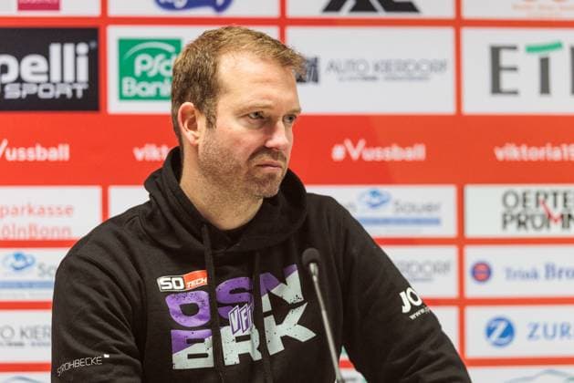 3. Liga: Viktoria Köln - VfL Osnabrück; 08.12.2024 Pit Reimers (Trainer VfL Osnabrück) während der Pressekonferenz 3. Liga: Viktoria Köln - VfL Osnabrück, Köln, Sportpark Höhenberg am 08.12.2024 DFB REGULATIONS PROHIBIT ANY USE OF PHOTOGRAPHS AS IMAGE SEQUENCES AND OR QUASI-VIDEO. Copyright: xBEAUTIFULxSPORTS Wunderlx