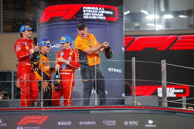 MOTORI - Formula 1 - Formula 1 Etihad Airways Abu Dhabi Grand Prix 2024 - Race PODIUM OF THE RACE; From L to R Carlos Sainz Jr. (ESP) - Scuderia Ferrari - Ferrari SF-24 - Ferrari, Lando Norris (GBR) - McLaren Formula 1 Team - McLaren MCL38 - Mercedes Charles Leclerc (MON) - Scuderia Ferrari - Ferrari SF-24 - Ferrar Zak Brown (USA) - CEO McLaren Racing during Race Day, Sunday of Formula 1 Etihad Airways Abu Dhabi Grand Prix 2024, Yas Marina, Abu Dhabi 6-8 December 2024 Abu Dhabi United Arab Emirates  Copyright: xIPAxSport ABACAx