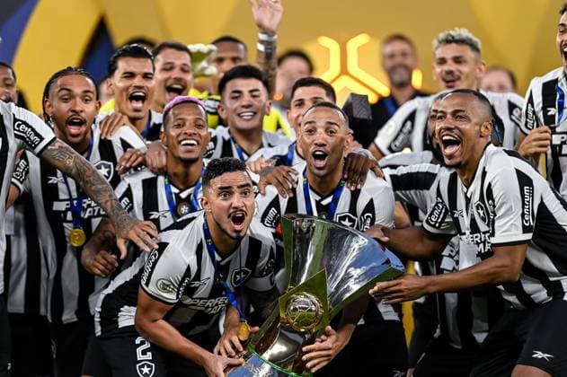 Bilder des Jahres 2024, Sport 12 Dezember Sport Themen der Woche KW 49 Sport Bilder des Tages Botafogo x São Paulo RIO DE JANEIRO, RJ - 08.12.2024: BOTAFOGO X SÃO PAULO - During Botafogo x São Paulo, a match valid for the 38th round of the 2024 Brazilian Championship, held at the Nilton Santos stadium, located in the city of Rio de Janeiro, RJ, on the afternoon of this Sunday (08). (Photo: Nayra Halm Fotoarena) x2664158x  NayraxHalm