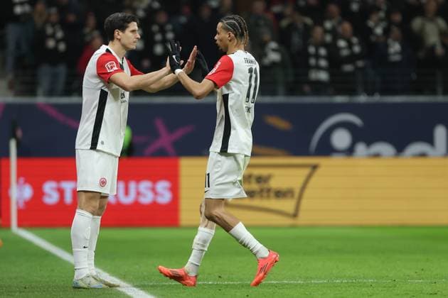 Fußball 1. Bundesliga - Eintracht Frankfurt - FC Augsburg am 07.12.2024 im Deutsche Bank Park in Frankfurt Igor Matanovic (Frankfurt 9) und Hugo Ekitike (Frankfurt 11) klatschen beim Wechsel ab