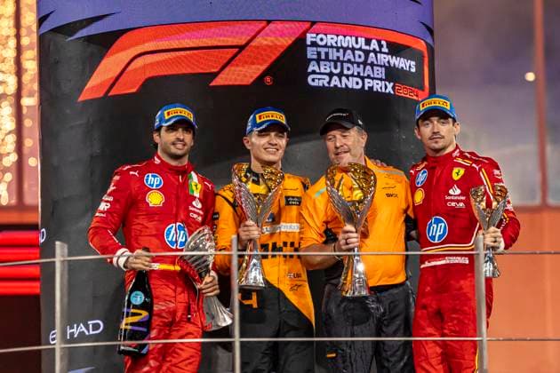 ABU DHABI, UNITED ARAB EMIRATES - DECEMBER 08: Lando Norris of Great Britain and McLaren, Carlos Sainz of Spain and Ferrari, Charles Leclerc of Monaco and Ferrari, and Zak Brown of McLaren on the podium during the F1 Grand Prix of Abu Dhabi at Yas Marina Circuit on December 8, 2024 in Abu Dhabi, United Arab Emirates. Abu Dhabi Yas Marina Circuit United Arab Emirates Copyright: xJustPictures.ch EdmundxSox jp-en-EuSpIm-so4_2024-ABUDHAB-F1_20241208_ESR33759