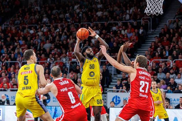 Yanni Wetzell (ALBA Berlin, 05), Karsten Tadda (Bamberg Baskets, 09), Trevion Williams (ALBA Berlin, 50), Moritz Krimmer (Bamberg Baskets, 27), Bamberg Baskets vs. ALBA Berlin, Basketball, BBL Pokal, Viertelfinale, 08.12.2024 Bamberg Baskets vs. ALBA Berlin, Basketball, BBL Pokal, Viertelfinale, 08.12.2024 Bamberg Copyright: xEibner-Pressefoto G.xSantemizx EP_EER
