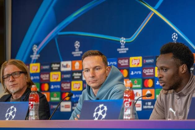 SOCCER - UEFA CL, RBS vs PSG SALZBURG,AUSTRIA,09.DEC.24 - SOCCER - UEFA Champions League, Red Bull Salzburg vs Paris Saint German, preview, press conference, PK, Pressekonferenz RBS. Image shows head coach Pepijn Lijnders and Samson Baidoo (RBS).  GEPAxpictures xWolfgangxKofler