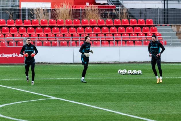 UEFA Champions League: Abschlusstraining Bayer 04 Leverkusen; 09.12.2024 Matej Kovar (Bayer 04 Leverkusen, 17), Oleksandr Petrenko (Bayer 04 Leverkusen), Lukas Hradecky (Bayer 04 Leverkusen, 1) wärmen sich auf UEFA Champions League: Abschlusstraining Bayer 04 Leverkusen vor dem Spiel gegen Inter Mailand, Leverkusen, BayArena am 09.12.2024 Copyright: xBEAUTIFULxSPORTS Wunderlx