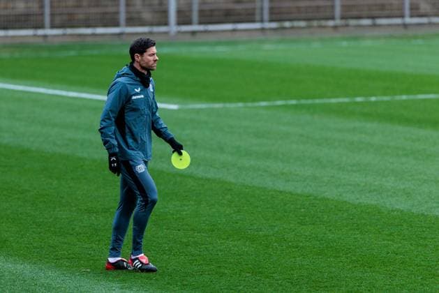 UEFA Champions League: Abschlusstraining Bayer 04 Leverkusen; 09.12.2024 Xabi Alonso (Cheftrainer Bayer 04 Leverkusen) bereitet das Training vor UEFA Champions League: Abschlusstraining Bayer 04 Leverkusen vor dem Spiel gegen Inter Mailand, Leverkusen, BayArena am 09.12.2024 Copyright: xBEAUTIFULxSPORTS Wunderlx
