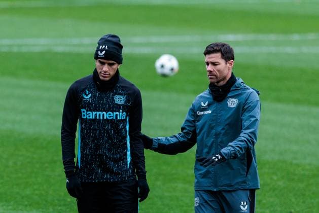 Sport Bilder des Tages UEFA Champions League: Abschlusstraining Bayer 04 Leverkusen; 09.12.2024 Piero Hincapie (Bayer 04 Leverkusen, 3) mit Xabi Alonso (Cheftrainer Bayer 04 Leverkusen) UEFA Champions League: Abschlusstraining Bayer 04 Leverkusen vor dem Spiel gegen Inter Mailand, Leverkusen, BayArena am 09.12.2024 *** UEFA Champions League final training Bayer 04 Leverkusen 09 12 2024 Piero Hincapie Bayer 04 Leverkusen, 3 with Xabi Alonso Head Coach Bayer 04 Leverkusen UEFA Champions League final training Bayer 04 Leverkusen before the match against Inter Milan, Leverkusen, BayArena on 09 12 2024 Copyright: xBEAUTIFULxSPORTS Wunderlx