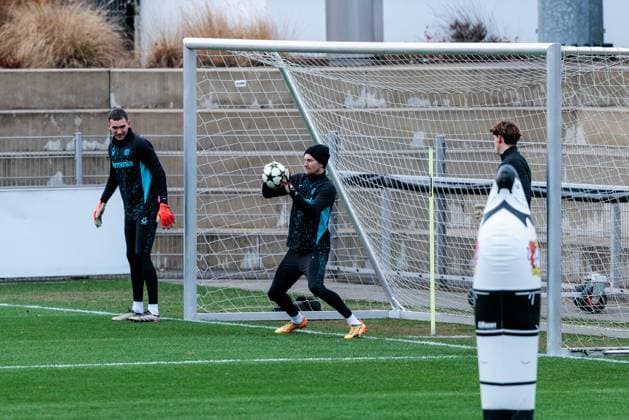 UEFA Champions League: Abschlusstraining Bayer 04 Leverkusen; 09.12.2024 Lukas Hradecky (Bayer 04 Leverkusen, 1) hält einen Ball UEFA Champions League: Abschlusstraining Bayer 04 Leverkusen vor dem Spiel gegen Inter Mailand, Leverkusen, BayArena am 09.12.2024 Copyright: xBEAUTIFULxSPORTS Wunderlx