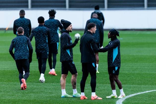 UEFA Champions League: Abschlusstraining Bayer 04 Leverkusen; 09.12.2024 Granit Xhaka (Bayer 04 Leverkusen, 34) albert mit Jeremie Frimpong (Bayer 04 Leverkusen, 30) herum UEFA Champions League: Abschlusstraining Bayer 04 Leverkusen vor dem Spiel gegen Inter Mailand, Leverkusen, BayArena am 09.12.2024 Copyright: xBEAUTIFULxSPORTS Wunderlx
