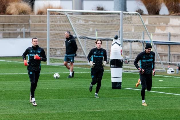 UEFA Champions League: Abschlusstraining Bayer 04 Leverkusen; 09.12.2024 Matej Kovar (Bayer 04 Leverkusen, 17), Oleksandr Petrenko (Bayer 04 Leverkusen), Lukas Hradecky (Bayer 04 Leverkusen, 1) wärmen sich auf UEFA Champions League: Abschlusstraining Bayer 04 Leverkusen vor dem Spiel gegen Inter Mailand, Leverkusen, BayArena am 09.12.2024 Copyright: xBEAUTIFULxSPORTS Wunderlx