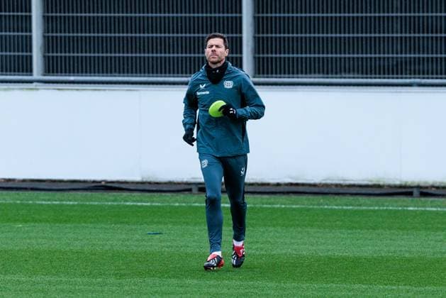 UEFA Champions League: Abschlusstraining Bayer 04 Leverkusen; 09.12.2024 Xabi Alonso (Cheftrainer Bayer 04 Leverkusen) bereitet das Training vor UEFA Champions League: Abschlusstraining Bayer 04 Leverkusen vor dem Spiel gegen Inter Mailand, Leverkusen, BayArena am 09.12.2024 Copyright: xBEAUTIFULxSPORTS Wunderlx