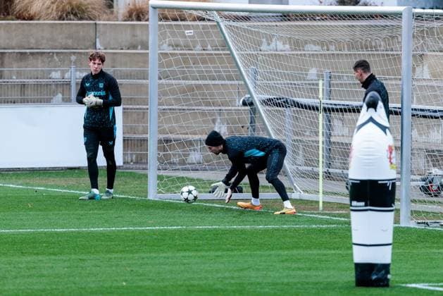 UEFA Champions League: Abschlusstraining Bayer 04 Leverkusen; 09.12.2024 Lukas Hradecky (Bayer 04 Leverkusen, 1) hält einen Ball UEFA Champions League: Abschlusstraining Bayer 04 Leverkusen vor dem Spiel gegen Inter Mailand, Leverkusen, BayArena am 09.12.2024 Copyright: xBEAUTIFULxSPORTS Wunderlx