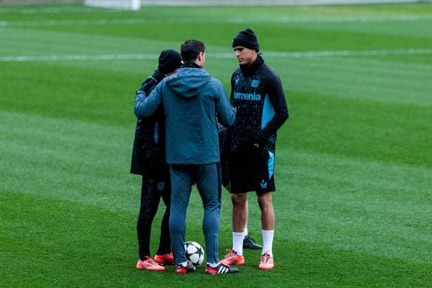 UEFA Champions League: Abschlusstraining Bayer 04 Leverkusen; 09.12.2024 Xabi Alonso (Cheftrainer Bayer 04 Leverkusen) unterhält sich mit Alejandro Grimaldo (Bayer 04 Leverkusen, 20, links) und Piero Hincapie (Bayer 04 Leverkusen, 3, rechts) UEFA Champions League: Abschlusstraining Bayer 04 Leverkusen vor dem Spiel gegen Inter Mailand, Leverkusen, BayArena am 09.12.2024 Copyright: xBEAUTIFULxSPORTS Wunderlx