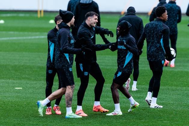 Sport Bilder des Tages UEFA Champions League: Abschlusstraining Bayer 04 Leverkusen; 09.12.2024 Granit Xhaka (Bayer 04 Leverkusen, 34) albert mit Jeremie Frimpong (Bayer 04 Leverkusen, 30) herum UEFA Champions League: Abschlusstraining Bayer 04 Leverkusen vor dem Spiel gegen Inter Mailand, Leverkusen, BayArena am 09.12.2024 Copyright: xBEAUTIFULxSPORTS Wunderlx