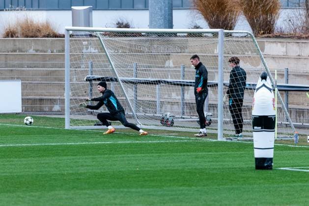 UEFA Champions League: Abschlusstraining Bayer 04 Leverkusen; 09.12.2024 Lukas Hradecky (Bayer 04 Leverkusen, 1) hält einen Torschuss UEFA Champions League: Abschlusstraining Bayer 04 Leverkusen vor dem Spiel gegen Inter Mailand, Leverkusen, BayArena am 09.12.2024 Copyright: xBEAUTIFULxSPORTS Wunderlx